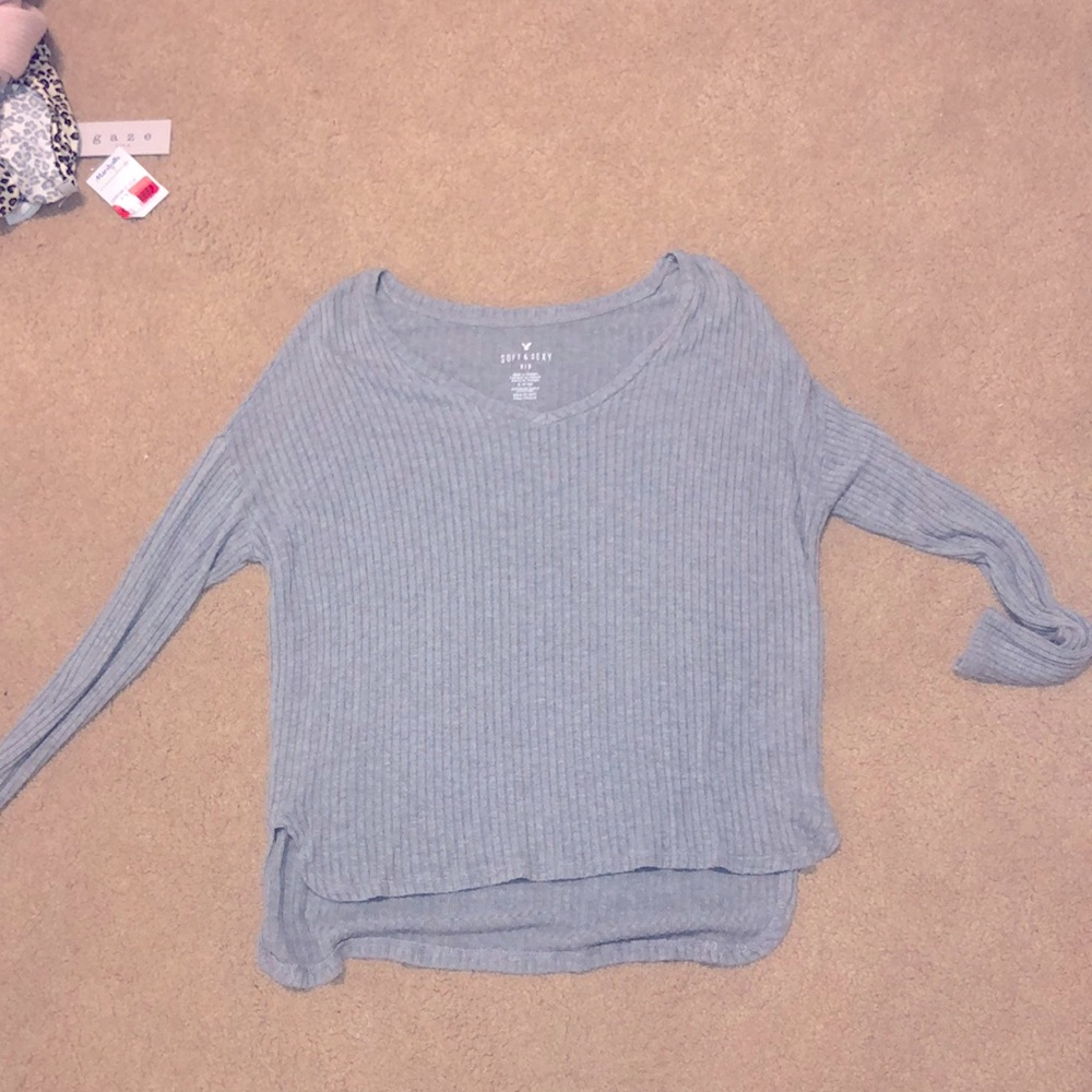 grey long sleeve shirt